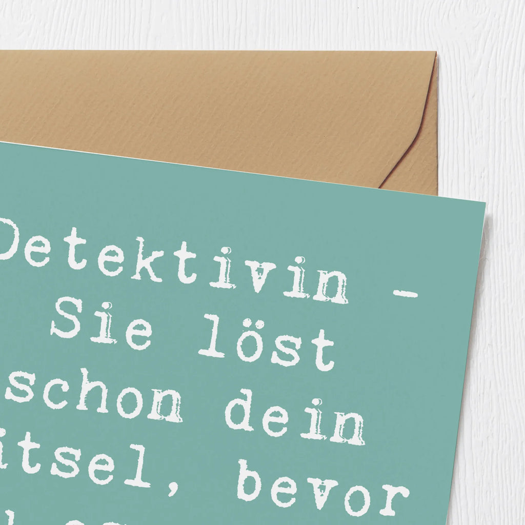 Deluxe Karte Spruch Detektivin - Sie löst schon dein Rätsel, bevor du es selbst verstehst! Klappkarte, Hochwertige Klappkarte, Glückwunschkarte, Hochwertige Grußkarte, Karte, Grußkarte, Hochzeitskarte, Einladungskarte, Geburtstagskarte, Beruf, Ausbildung, Jubiläum, Abschied, Rente, Kollege, Kollegin, Geschenk, Schenken, Arbeitskollege, Mitarbeiter, Firma, Danke, Dankeschön