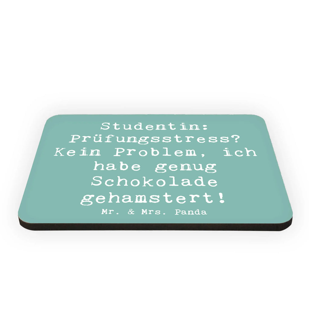Magnet Spruch Studentin: Prüfungsstress? Kein Problem, ich habe genug Schokolade gehamstert! Pinnwandmagnet, Whiteboard Magnet, Notiz Magnet, Souvenir Magnet, Kühlschrank Dekoration, Motivmagnete, Dekomagnet, Kühlschrankmagnet, Beruf, Ausbildung, Jubiläum, Abschied, Rente, Kollege, Kollegin, Geschenk, Schenken, Arbeitskollege, Mitarbeiter, Firma, Danke, Dankeschön