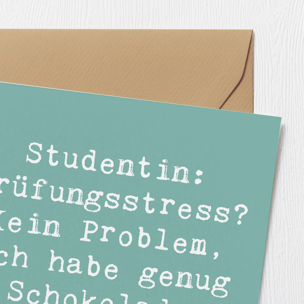 Deluxe Card Saying Studentin: Prüfungsstress? Kein Problem, ich habe genug Schokolade gehamstert! Hochwertige Klappkarte, Klappkarte, Hochwertige Grußkarte, Karte, Glückwunschkarte, Einladungskarte, Geburtstagskarte, Grußkarte, Hochzeitskarte, Beruf, Ausbildung, Jubiläum, Abschied, Rente, Kollege, Kollegin, Geschenk, Schenken, Arbeitskollege, Mitarbeiter, Firma, Danke, Dankeschön