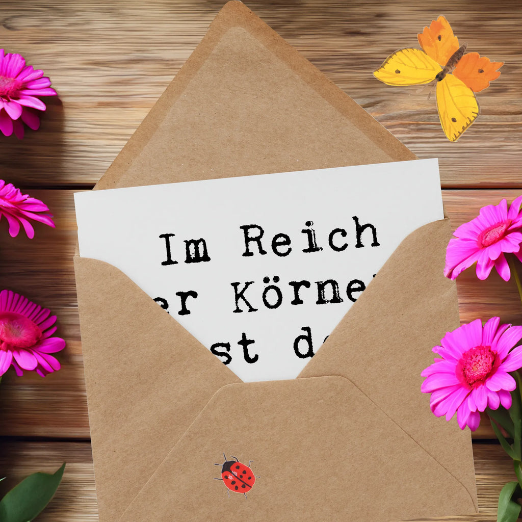 Deluxe Card Saying Im Reich der Körner, ist der Bäcker König. Glückwunschkarte, Karte, Grußkarte, Hochwertige Klappkarte, Hochwertige Grußkarte, Einladungskarte, Klappkarte, Geburtstagskarte, Hochzeitskarte, Beruf, Ausbildung, Jubiläum, Abschied, Rente, Kollege, Kollegin, Geschenk, Schenken, Arbeitskollege, Mitarbeiter, Firma, Danke, Dankeschön