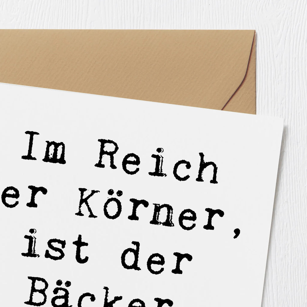 Deluxe Card Saying Im Reich der Körner, ist der Bäcker König. Glückwunschkarte, Karte, Grußkarte, Hochwertige Klappkarte, Hochwertige Grußkarte, Einladungskarte, Klappkarte, Geburtstagskarte, Hochzeitskarte, Beruf, Ausbildung, Jubiläum, Abschied, Rente, Kollege, Kollegin, Geschenk, Schenken, Arbeitskollege, Mitarbeiter, Firma, Danke, Dankeschön