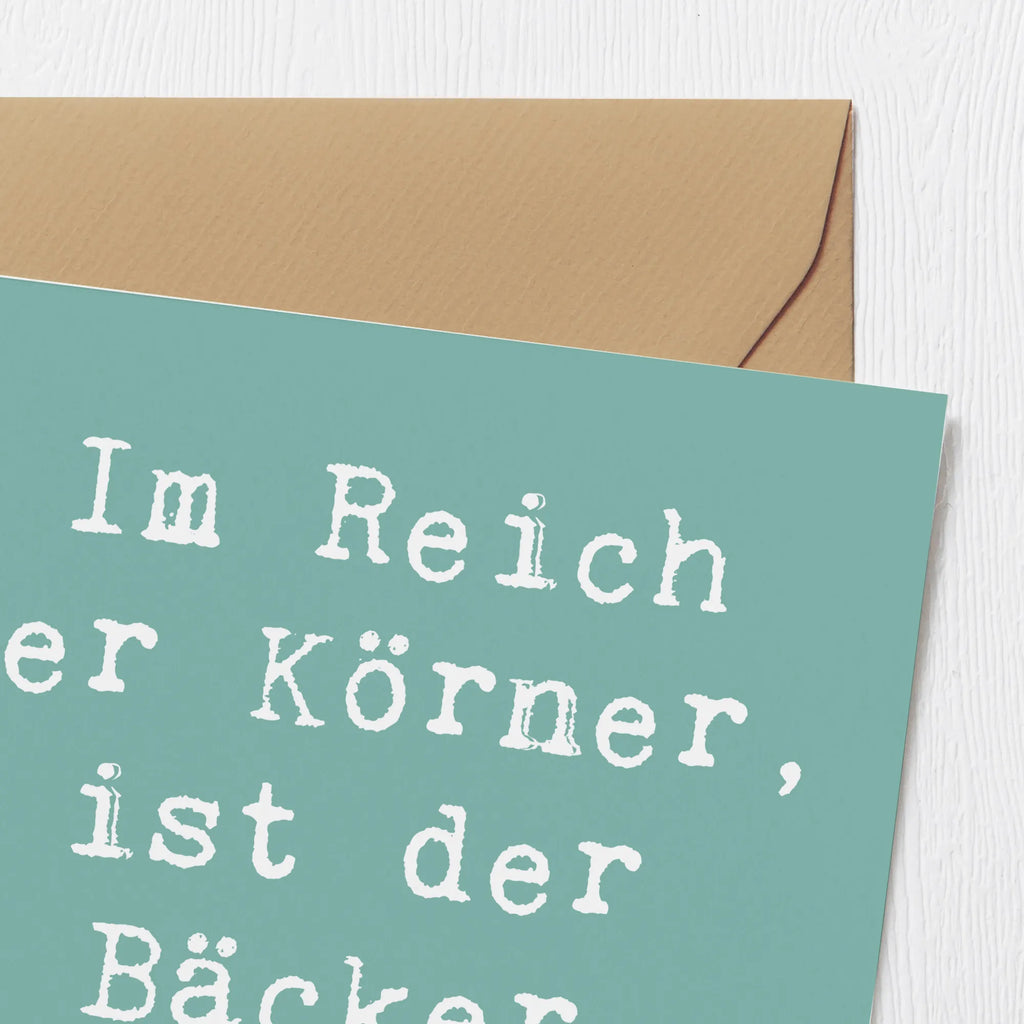 Deluxe Card Saying Im Reich der Körner, ist der Bäcker König. Glückwunschkarte, Karte, Grußkarte, Hochwertige Klappkarte, Hochwertige Grußkarte, Einladungskarte, Klappkarte, Geburtstagskarte, Hochzeitskarte, Beruf, Ausbildung, Jubiläum, Abschied, Rente, Kollege, Kollegin, Geschenk, Schenken, Arbeitskollege, Mitarbeiter, Firma, Danke, Dankeschön