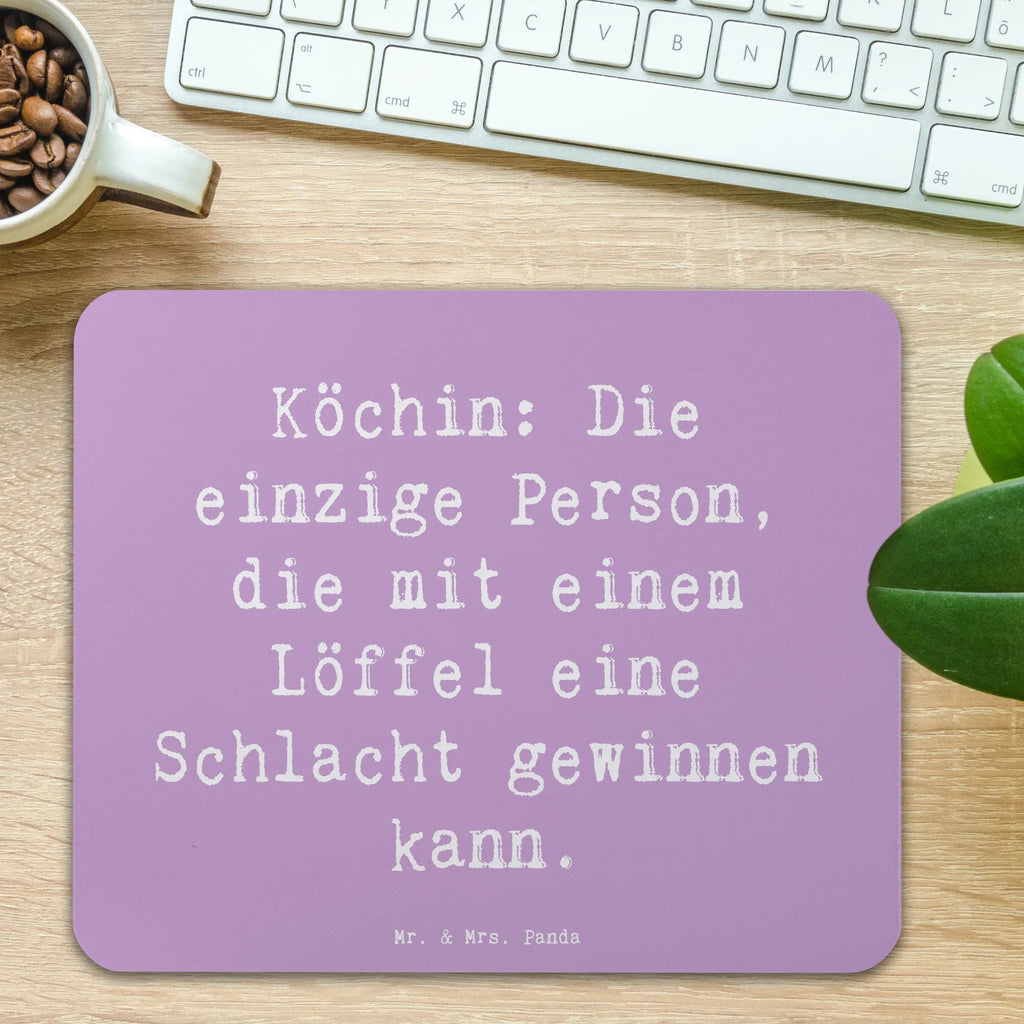 Mouse mat Saying Köchin: Die einzige Person, die mit einem Löffel eine Schlacht gewinnen kann. Mausunterlage, Mauspad Büro, Einzigartiges Mauspad, PC Zubehör, Computer zubehör, Arbeitszimmer, Büroausstattung, Mauspad, Designer Mauspad, Mousepad, Beruf, Ausbildung, Jubiläum, Abschied, Rente, Kollege, Kollegin, Geschenk, Schenken, Arbeitskollege, Mitarbeiter, Firma, Danke, Dankeschön