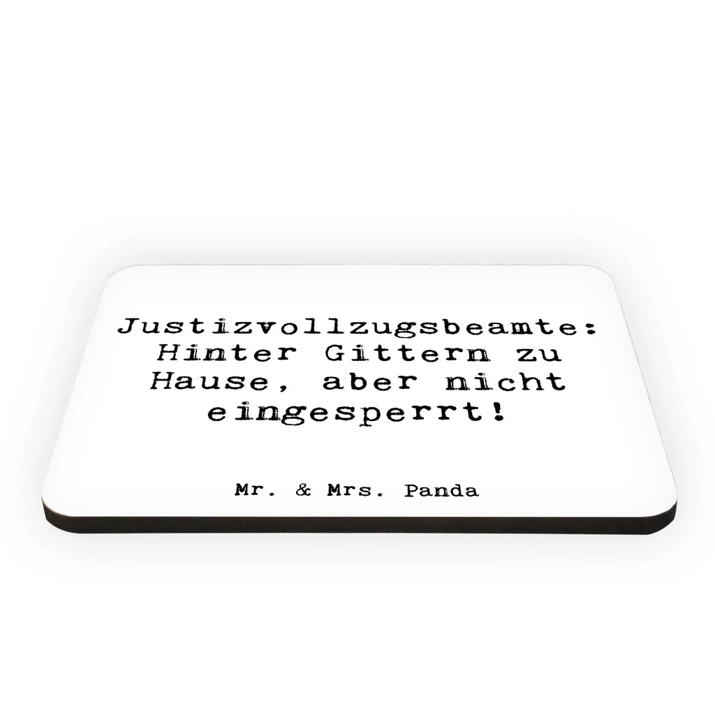 Magnet Spruch Justizvollzugsbeamte: Hinter Gittern zu Hause, aber nicht eingesperrt! Pinnwandmagnet, Motivmagnete, Souvenir Magnet, Kühlschrank Dekoration, Kühlschrankmagnet, Notiz Magnet, Whiteboard Magnet, Dekomagnet, Beruf, Ausbildung, Jubiläum, Abschied, Rente, Kollege, Kollegin, Geschenk, Schenken, Arbeitskollege, Mitarbeiter, Firma, Danke, Dankeschön