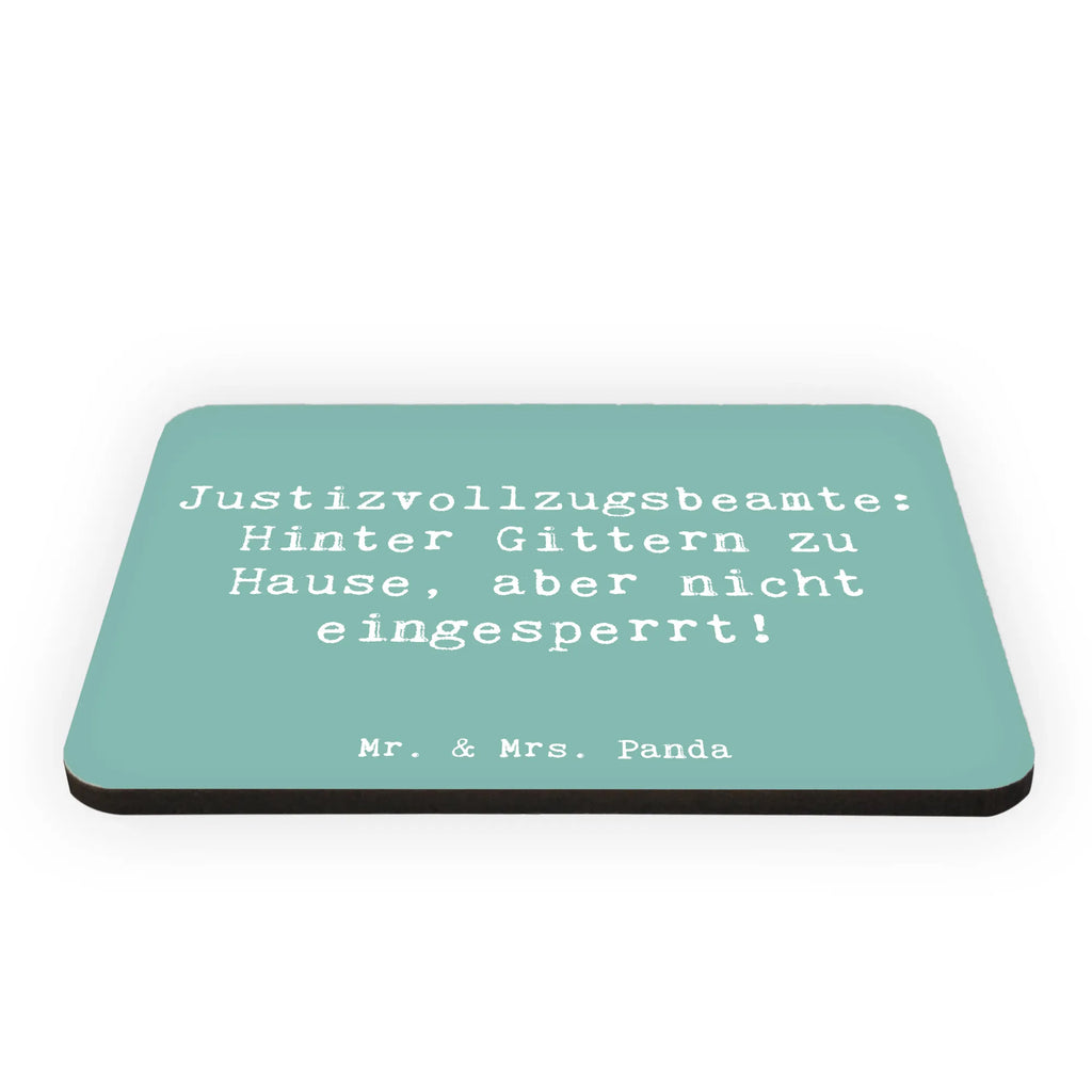 Magnet Spruch Justizvollzugsbeamte: Hinter Gittern zu Hause, aber nicht eingesperrt! Pinnwandmagnet, Motivmagnete, Souvenir Magnet, Kühlschrank Dekoration, Kühlschrankmagnet, Notiz Magnet, Whiteboard Magnet, Dekomagnet, Beruf, Ausbildung, Jubiläum, Abschied, Rente, Kollege, Kollegin, Geschenk, Schenken, Arbeitskollege, Mitarbeiter, Firma, Danke, Dankeschön