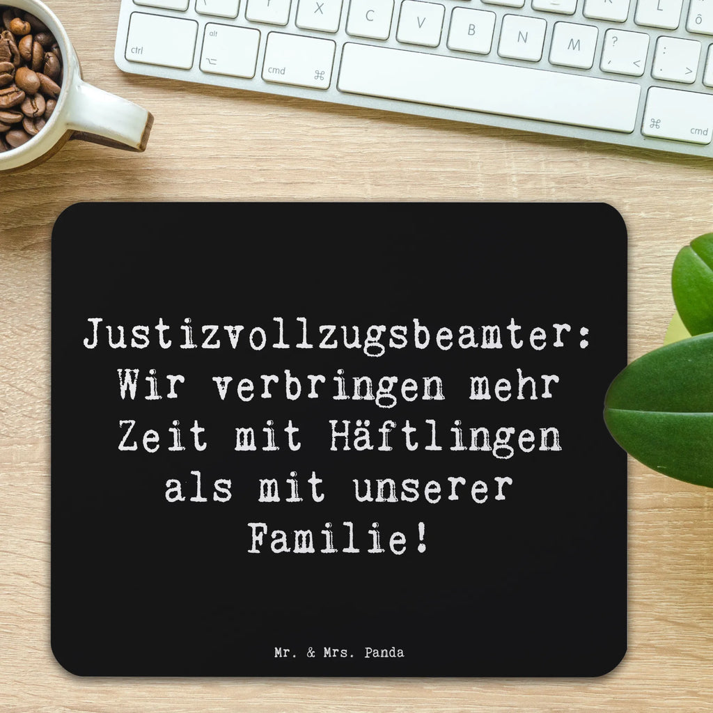 Mouse mat Saying Justizvollzugsbeamter: Wir verbringen mehr Zeit mit Häftlingen als mit unserer Familie! Mausunterlage, Mauspad, Büroausstattung, Arbeitszimmer, Designer Mauspad, Mauspad Büro, Computer zubehör, Mousepad, PC Zubehör, Einzigartiges Mauspad, Beruf, Ausbildung, Jubiläum, Abschied, Rente, Kollege, Kollegin, Geschenk, Schenken, Arbeitskollege, Mitarbeiter, Firma, Danke, Dankeschön