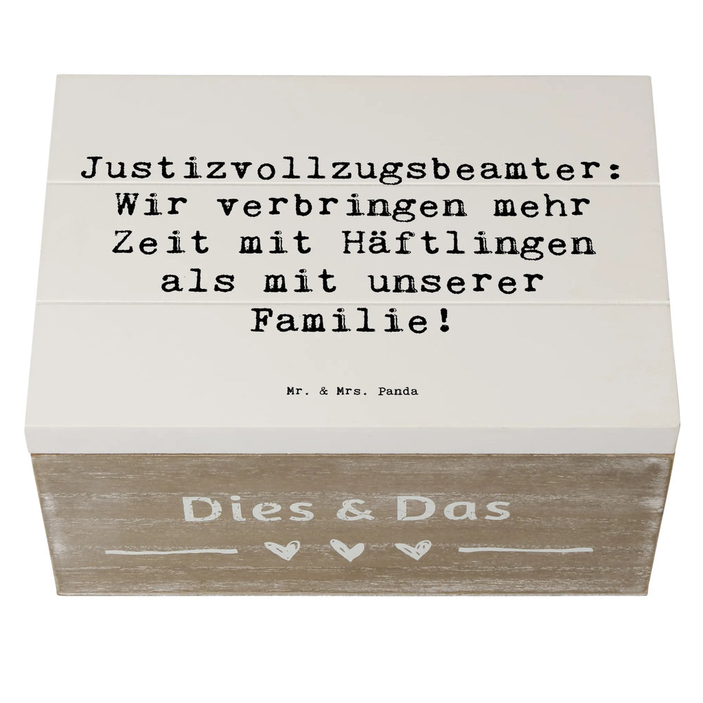 Holzkiste Spruch Justizvollzugsbeamter: Wir verbringen mehr Zeit mit Häftlingen als mit unserer Familie! Erinnerungsbox, Holzkiste, XXL, Kiste, Aufbewahrungsbox, Truhe, Dekokiste, Schatulle, Erinnerungskiste, Geschenkbox, Geschenkdose, Schatzkiste, Beruf, Ausbildung, Jubiläum, Abschied, Rente, Kollege, Kollegin, Geschenk, Schenken, Arbeitskollege, Mitarbeiter, Firma, Danke, Dankeschön