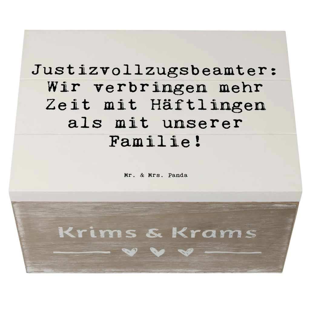 Holzkiste Spruch Justizvollzugsbeamter: Wir verbringen mehr Zeit mit Häftlingen als mit unserer Familie! Erinnerungsbox, Holzkiste, XXL, Kiste, Aufbewahrungsbox, Truhe, Dekokiste, Schatulle, Erinnerungskiste, Geschenkbox, Geschenkdose, Schatzkiste, Beruf, Ausbildung, Jubiläum, Abschied, Rente, Kollege, Kollegin, Geschenk, Schenken, Arbeitskollege, Mitarbeiter, Firma, Danke, Dankeschön