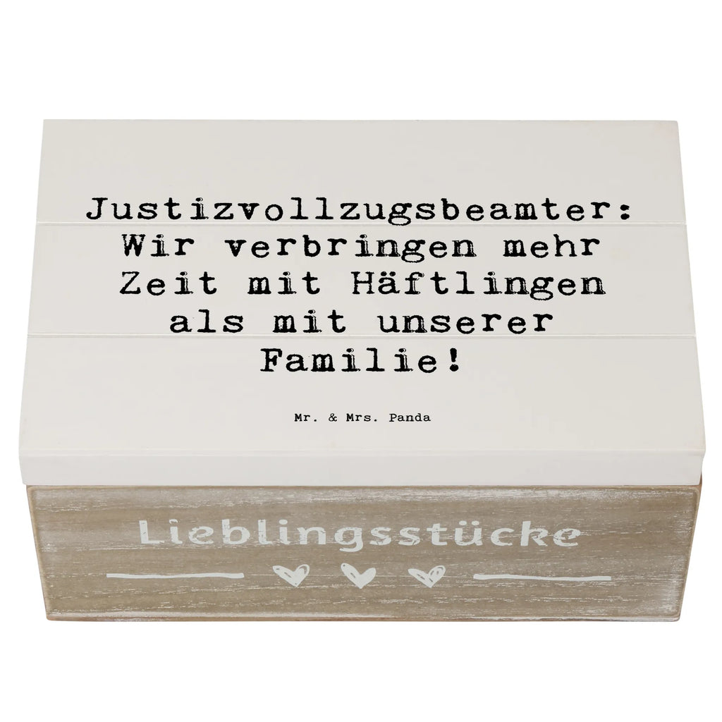 Holzkiste Spruch Justizvollzugsbeamter: Wir verbringen mehr Zeit mit Häftlingen als mit unserer Familie! Erinnerungsbox, Holzkiste, XXL, Kiste, Aufbewahrungsbox, Truhe, Dekokiste, Schatulle, Erinnerungskiste, Geschenkbox, Geschenkdose, Schatzkiste, Beruf, Ausbildung, Jubiläum, Abschied, Rente, Kollege, Kollegin, Geschenk, Schenken, Arbeitskollege, Mitarbeiter, Firma, Danke, Dankeschön