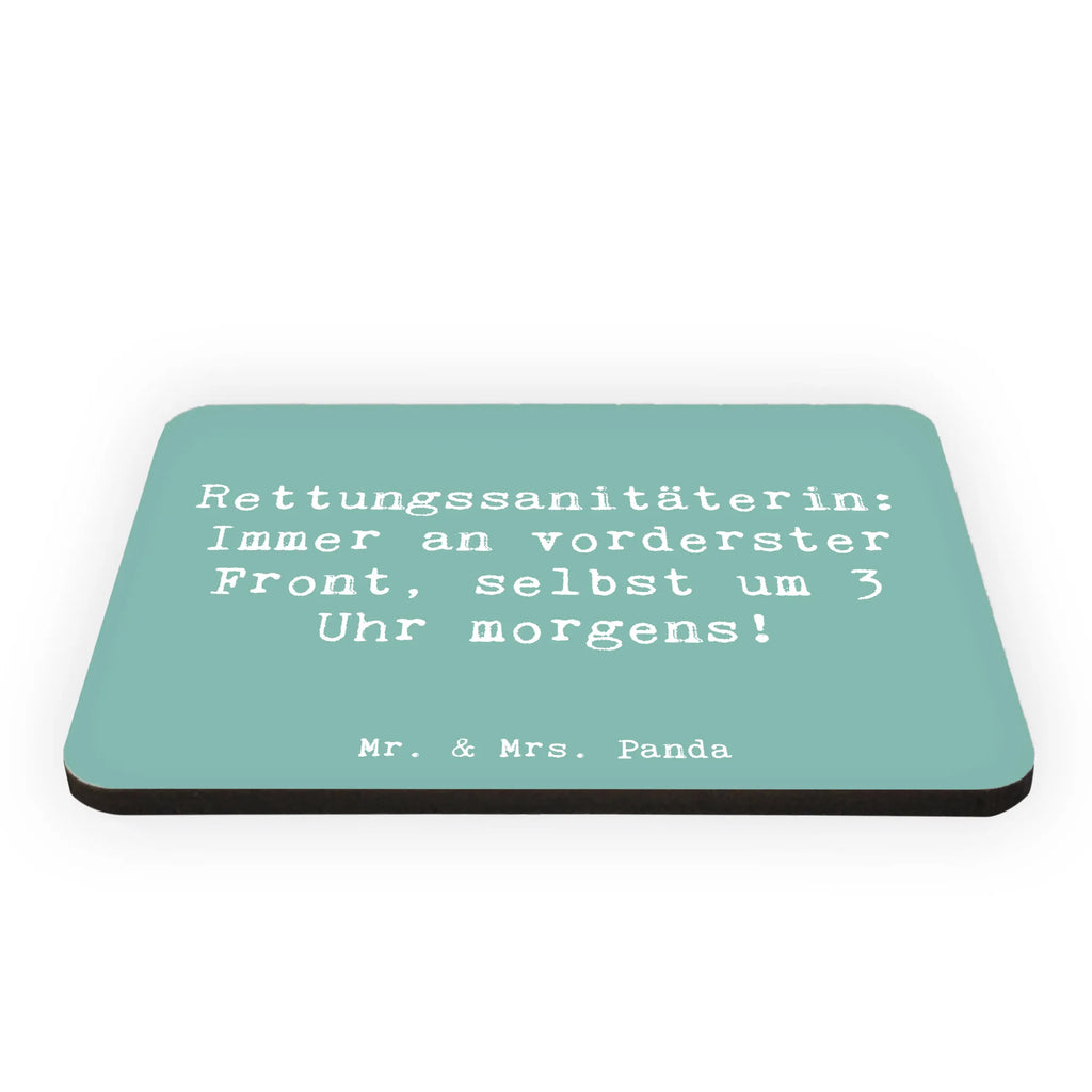 Magnet Spruch Rettungssanitäterin: Immer an vorderster Front, selbst um 3 Uhr morgens! Whiteboard Magnet, Pinnwandmagnet, Dekomagnet, Notiz Magnet, Kühlschrankmagnet, Souvenir Magnet, Motivmagnete, Kühlschrank Dekoration, Beruf, Ausbildung, Jubiläum, Abschied, Rente, Kollege, Kollegin, Geschenk, Schenken, Arbeitskollege, Mitarbeiter, Firma, Danke, Dankeschön