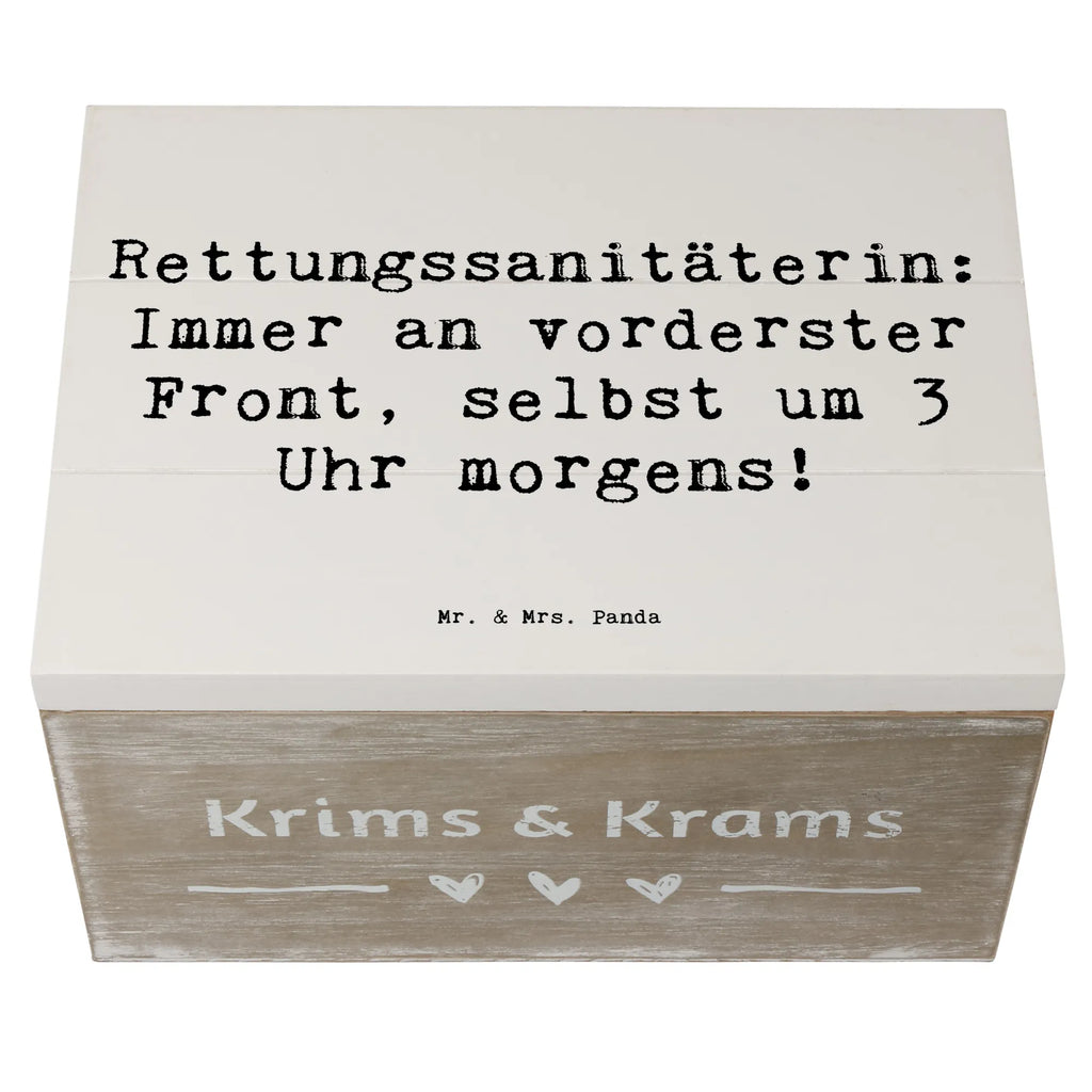 Holzkiste Spruch Rettungssanitäterin: Immer an vorderster Front, selbst um 3 Uhr morgens! Schatulle, Kiste, Erinnerungsbox, Geschenkdose, Dekokiste, Truhe, Holzkiste, Erinnerungskiste, XXL, Geschenkbox, Schatzkiste, Aufbewahrungsbox, Beruf, Ausbildung, Jubiläum, Abschied, Rente, Kollege, Kollegin, Geschenk, Schenken, Arbeitskollege, Mitarbeiter, Firma, Danke, Dankeschön