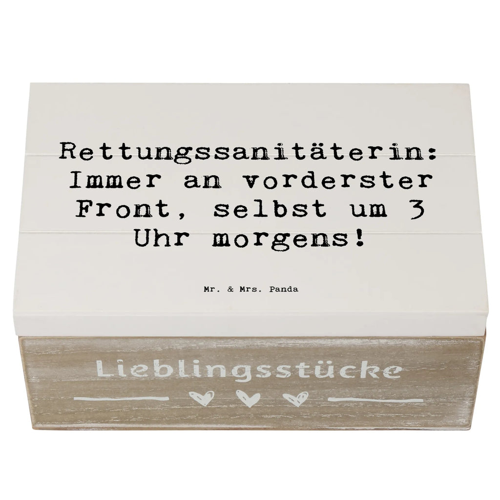Holzkiste Spruch Rettungssanitäterin: Immer an vorderster Front, selbst um 3 Uhr morgens! Schatulle, Kiste, Erinnerungsbox, Geschenkdose, Dekokiste, Truhe, Holzkiste, Erinnerungskiste, XXL, Geschenkbox, Schatzkiste, Aufbewahrungsbox, Beruf, Ausbildung, Jubiläum, Abschied, Rente, Kollege, Kollegin, Geschenk, Schenken, Arbeitskollege, Mitarbeiter, Firma, Danke, Dankeschön
