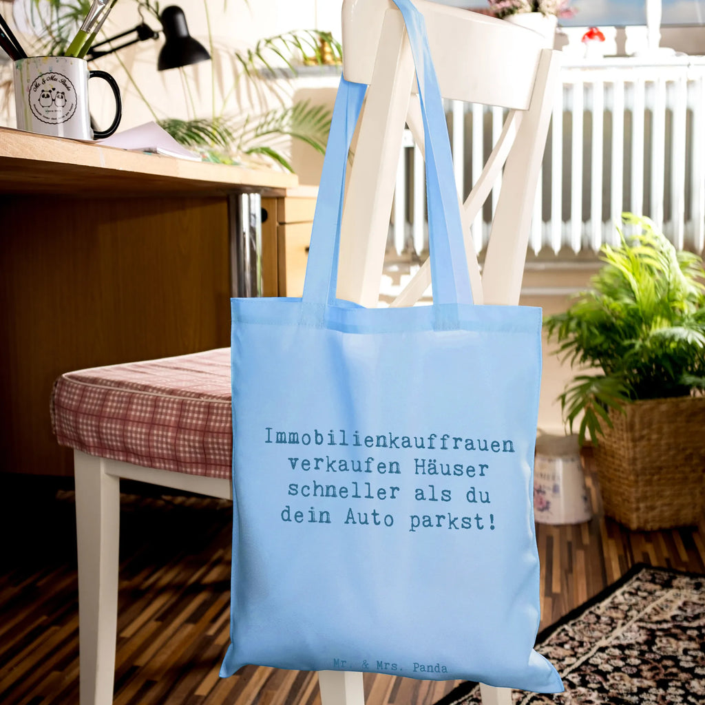 Tote bag Saying Immobilienkauffrauen verkaufen Häuser schneller als du dein Auto parkst! Beuteltasche, Stofftasche, Strandtasche, Einkaufstüte, Jutetasche, Tasche, Jutebeutel, Einkaufstasche, Beutel, Tragetasche, Schultertasche, Umhängetasche, Badetasche, Shopper, Laptoptasche, Stoffbeutel, Beruf, Ausbildung, Jubiläum, Abschied, Rente, Kollege, Kollegin, Geschenk, Schenken, Arbeitskollege, Mitarbeiter, Firma, Danke, Dankeschön