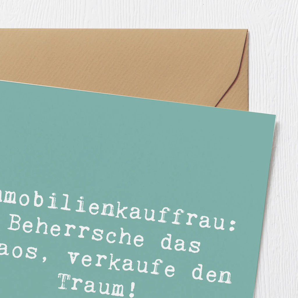 Deluxe Karte Spruch Immobilienkauffrau: Beherrsche das Chaos, verkaufe den Traum! Hochwertige Klappkarte, Einladungskarte, Klappkarte, Geburtstagskarte, Hochwertige Grußkarte, Karte, Grußkarte, Glückwunschkarte, Hochzeitskarte, Beruf, Ausbildung, Jubiläum, Abschied, Rente, Kollege, Kollegin, Geschenk, Schenken, Arbeitskollege, Mitarbeiter, Firma, Danke, Dankeschön