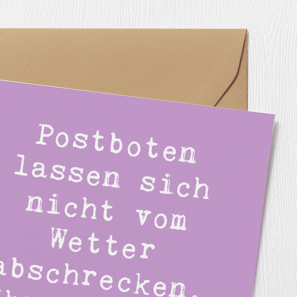 Deluxe Card Saying Postboten lassen sich nicht vom Wetter abschrecken. Ihre Mission ist zu wichtig! Karte, Grußkarte, Hochwertige Grußkarte, Hochzeitskarte, Geburtstagskarte, Hochwertige Klappkarte, Einladungskarte, Glückwunschkarte, Klappkarte, Beruf, Ausbildung, Jubiläum, Abschied, Rente, Kollege, Kollegin, Geschenk, Schenken, Arbeitskollege, Mitarbeiter, Firma, Danke, Dankeschön