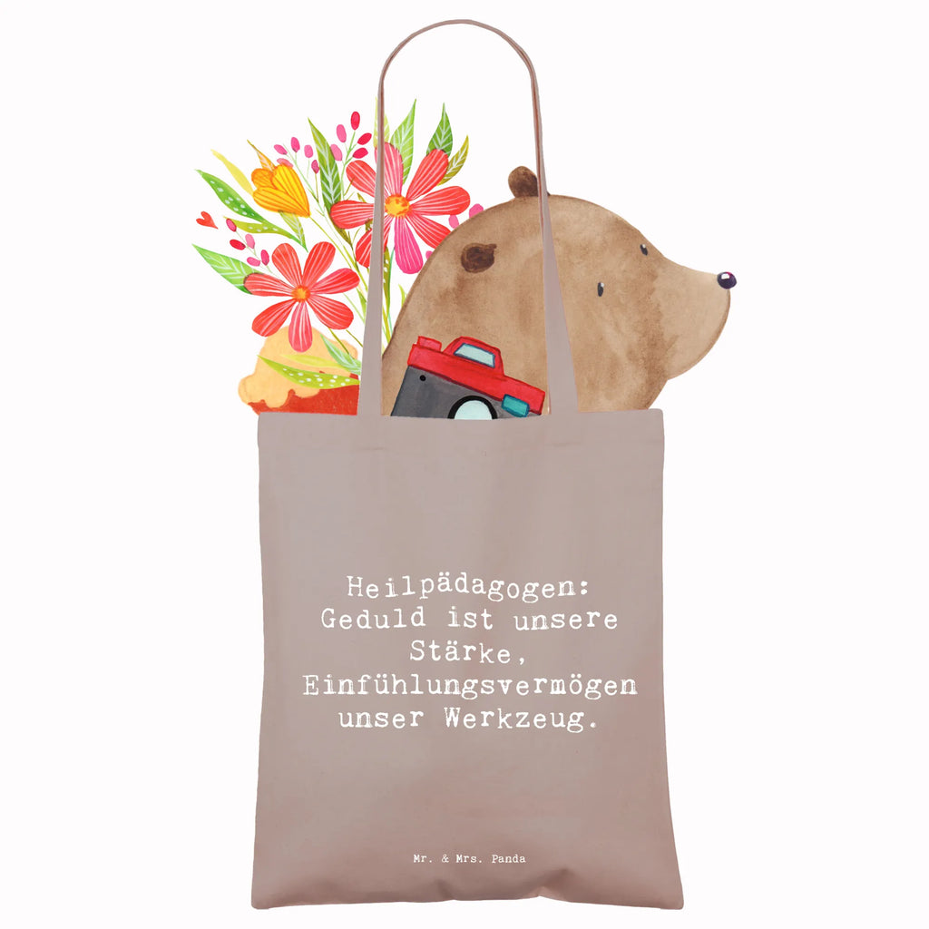 Tote bag Saying Heilpädagogen: Geduld ist unsere Stärke, Einfühlungsvermögen unser Werkzeug. Einkaufstasche, Jutetasche, Shopper, Beutel, Schultertasche, Laptoptasche, Stoffbeutel, Tasche, Beuteltasche, Einkaufstüte, Badetasche, Jutebeutel, Tragetasche, Stofftasche, Strandtasche, Umhängetasche, Beruf, Ausbildung, Jubiläum, Abschied, Rente, Kollege, Kollegin, Geschenk, Schenken, Arbeitskollege, Mitarbeiter, Firma, Danke, Dankeschön