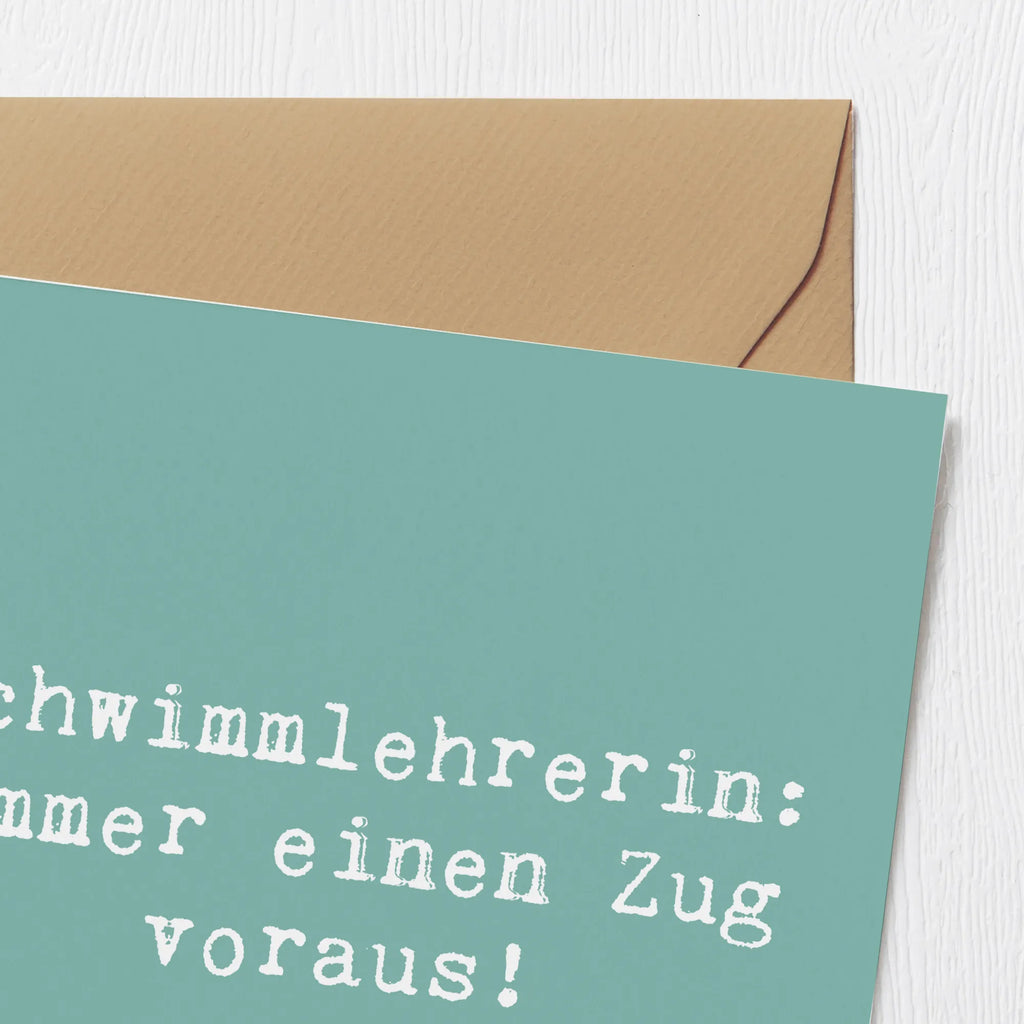 Deluxe Card Saying Schwimmlehrerin: Immer einen Zug voraus! Geburtstagskarte, Karte, Hochwertige Grußkarte, Grußkarte, Hochzeitskarte, Hochwertige Klappkarte, Glückwunschkarte, Einladungskarte, Klappkarte, Beruf, Ausbildung, Jubiläum, Abschied, Rente, Kollege, Kollegin, Geschenk, Schenken, Arbeitskollege, Mitarbeiter, Firma, Danke, Dankeschön