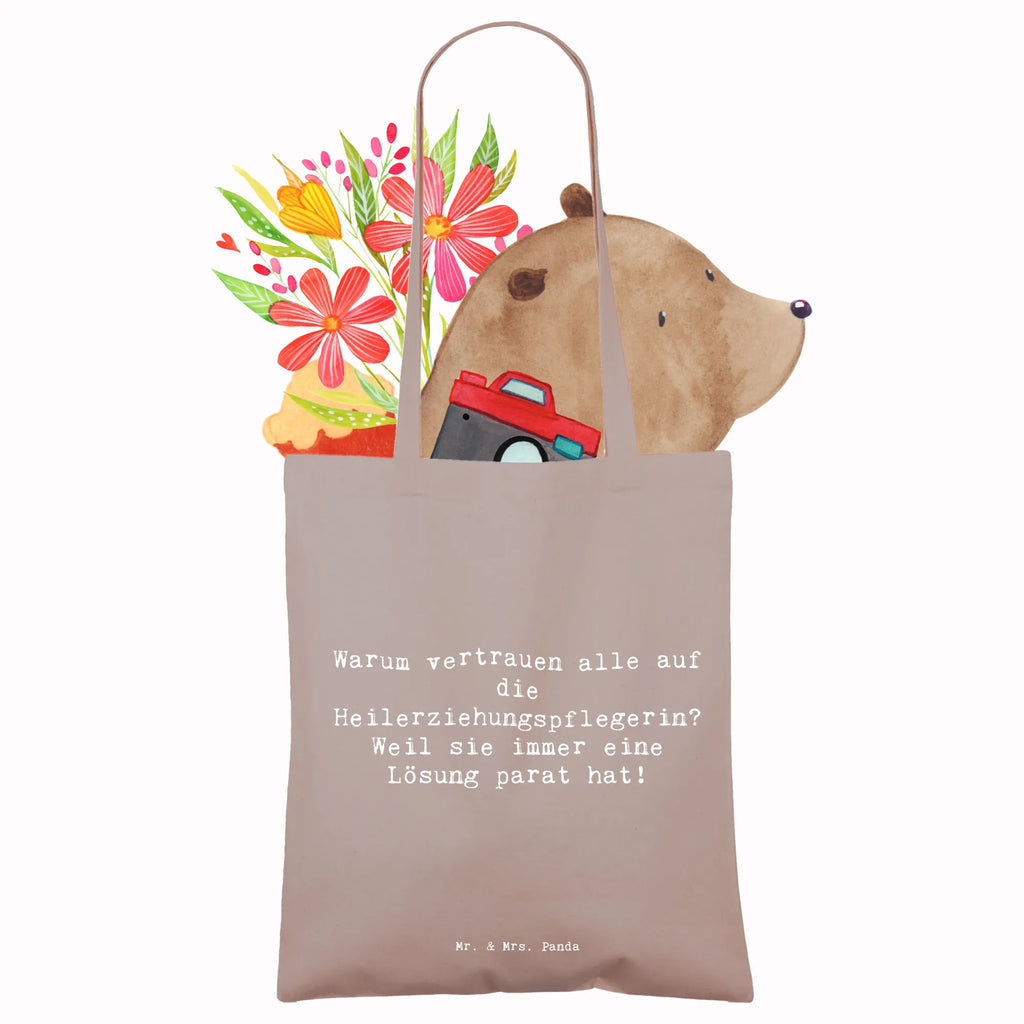Tote bag Saying Warum vertrauen alle auf die Heilerziehungspflegerin? Weil sie immer eine Lösung parat hat! Einkaufstasche, Laptoptasche, Shopper, Schultertasche, Tasche, Jutebeutel, Umhängetasche, Beuteltasche, Jutetasche, Badetasche, Stoffbeutel, Strandtasche, Stofftasche, Einkaufstüte, Tragetasche, Beutel, Beruf, Ausbildung, Jubiläum, Abschied, Rente, Kollege, Kollegin, Geschenk, Schenken, Arbeitskollege, Mitarbeiter, Firma, Danke, Dankeschön
