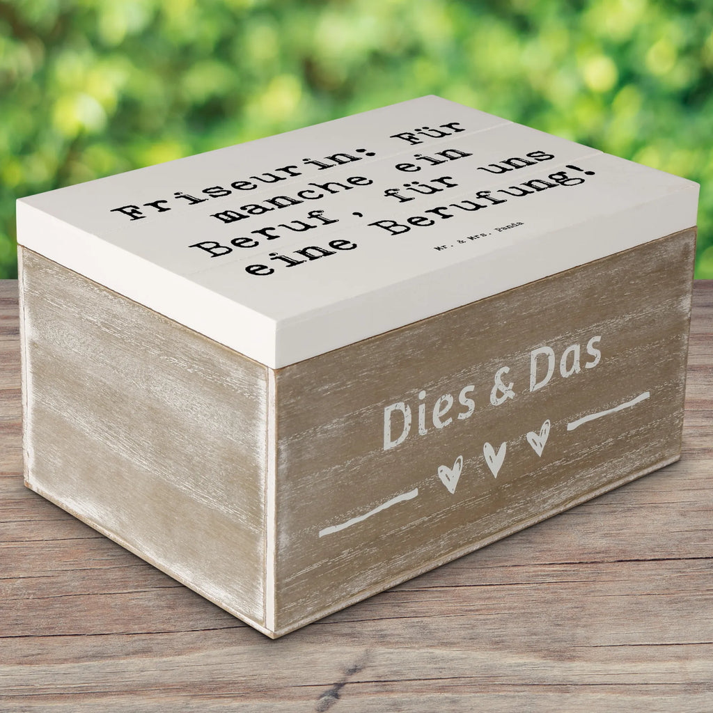 Holzkiste Spruch Friseurin Berufung Aufbewahrungskiste, Holzkiste mit Deckel, Holzkiste, Box aus Holz, Holzbox, holzkästchen, Holzbox mit Deckel, Schatulle, Holz Aufbewahrungsbox, holzschatulle, truhe holz, holztruhen, kiste holz, aufbewahrungskiste mit deckel, Aufbewahrungsbox aus Holz, Holztruhe, holzschachtel, aufbewahrungskisten, Aufbewahrungsbox Holz, box holz, aufbewahrungsboxen, aufbewahrungstruhe, Aufbewahrungsbox, Holzboxen, Holzkisten, Beruf, Ausbildung, Abschied, Rente, Kollege, Kollegin, Arbeitskollege, Mitarbeiter, Firma, Jubiläum, Geschenk, Danke, Dankeschön, Schenken