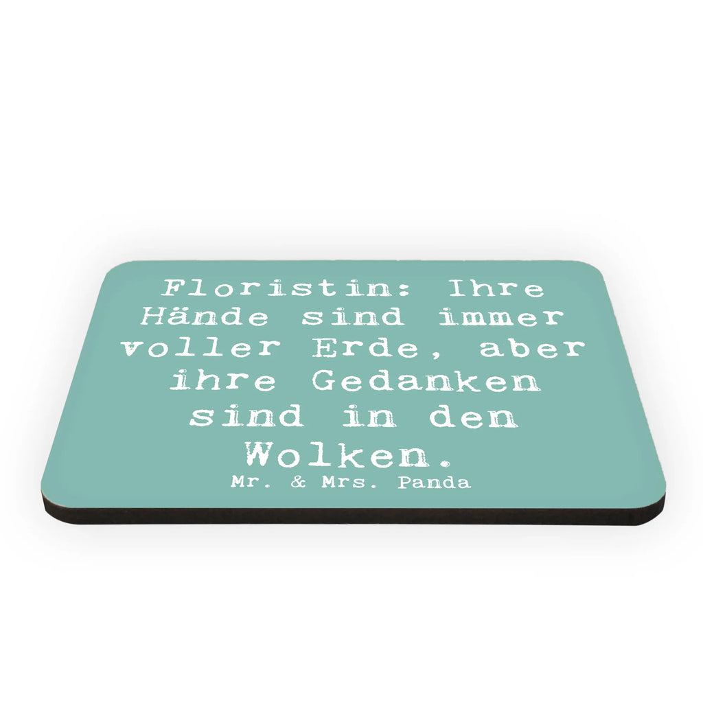 Magnet Saying Floristin: Ihre Hände sind immer voller Erde, aber ihre Gedanken sind in den Wolken. Motivmagnete, Pinnwandmagnet, Whiteboard Magnet, Dekomagnet, Souvenir Magnet, Kühlschrank Dekoration, Kühlschrankmagnet, Notiz Magnet, Beruf, Ausbildung, Jubiläum, Abschied, Rente, Kollege, Kollegin, Geschenk, Schenken, Arbeitskollege, Mitarbeiter, Firma, Danke, Dankeschön