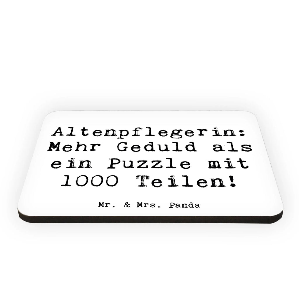 Magnet Saying Altenpflegerin: Mehr Geduld als ein Puzzle mit 1000 Teilen! Dekomagnet, Whiteboard Magnet, Notiz Magnet, Souvenir Magnet, Pinnwandmagnet, Motivmagnete, Kühlschrankmagnet, Kühlschrank Dekoration, Beruf, Ausbildung, Jubiläum, Abschied, Rente, Kollege, Kollegin, Geschenk, Schenken, Arbeitskollege, Mitarbeiter, Firma, Danke, Dankeschön