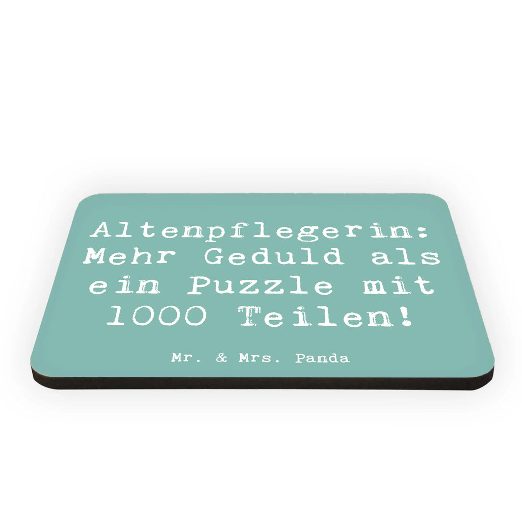 Magnet Saying Altenpflegerin: Mehr Geduld als ein Puzzle mit 1000 Teilen! Dekomagnet, Whiteboard Magnet, Notiz Magnet, Souvenir Magnet, Pinnwandmagnet, Motivmagnete, Kühlschrankmagnet, Kühlschrank Dekoration, Beruf, Ausbildung, Jubiläum, Abschied, Rente, Kollege, Kollegin, Geschenk, Schenken, Arbeitskollege, Mitarbeiter, Firma, Danke, Dankeschön