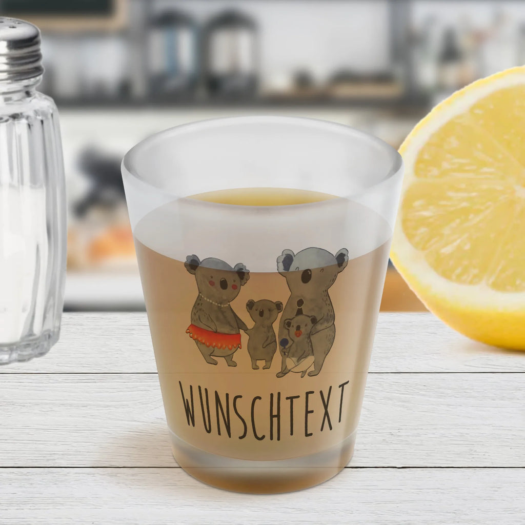Personalisiertes Schnapsglas Koala Familie Schnapsglas mit Name, Schnapsgläser personalisiert, Shot Gläser personalisieren, Schnapsglas zum Umhängen mit Namen, Schnapsglas mit Namen, Schnapsglas Hochzeit, personalisierte Schnapsgläser, Schnapsglas personalisieren, Schnapsglas Geschenk, Personalisiertes Schnapsglas, personalisierte Pinnchen, Familie, Vatertag, Muttertag, Bruder, Schwester, Mama, Papa, Oma, Opa, Koalas, Familienleben, Family, Kinder, Koala, Geschwister