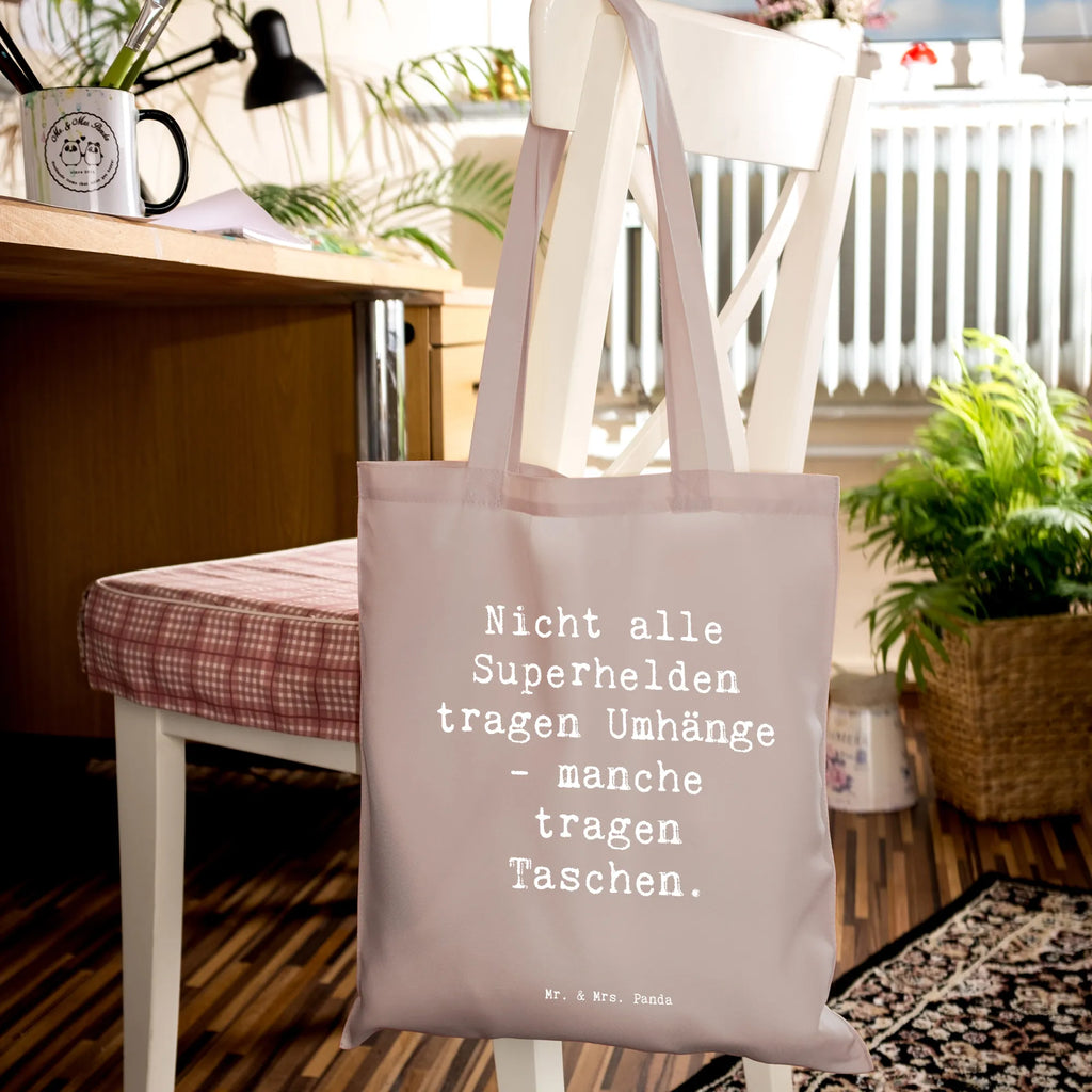 Tote bag Saying Nicht alle Superhelden tragen Umhänge - manche tragen Taschen. Stofftasche, Jutetasche, Badetasche, Umhängetasche, Jutebeutel, Schultertasche, Tragetasche, Strandtasche, Shopper, Tasche, Einkaufstüte, Beutel, Laptoptasche, Beuteltasche, Stoffbeutel, Einkaufstasche