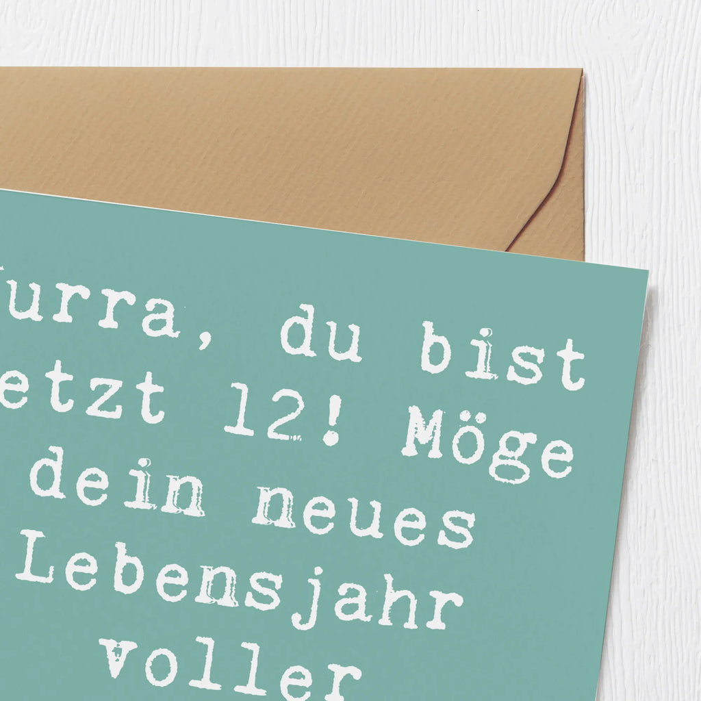 Deluxe Card Saying Hurra, du bist jetzt 12! Möge dein neues Lebensjahr voller Abenteuer und Freude sein! Hochzeitskarte, Hochwertige Grußkarte, Einladungskarte, Karte, Grußkarte, Glückwunschkarte, Geburtstagskarte, Hochwertige Klappkarte, Klappkarte, Geburtstag, Geburtstagsgeschenk, Geschenk