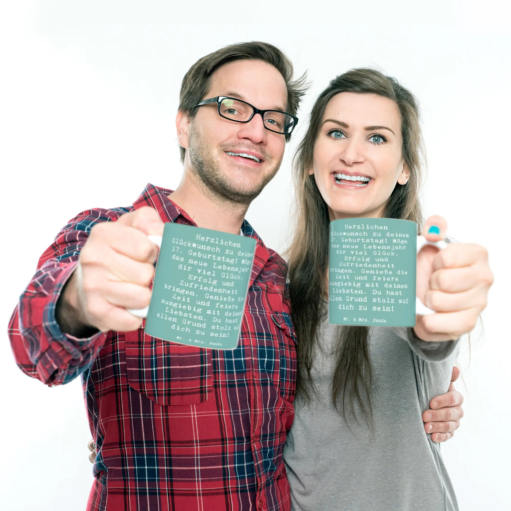 Mug Saying Herzlichen Glückwunsch zu deinem 17. Geburtstag! Möge das neue Lebensjahr dir viel Glück, Erfolg und Zufriedenheit bringen. Genieße die Zeit und feiere ausgiebig mit deinen Liebsten. Du hast allen Grund stolz auf dich zu sein! Tasse mit Motiven, Teetasse, Tasse, Bürotasse, Porzellantasse, Kaffeetasse, Geschenktasse, Tasse mit Zitaten, Keramiktasse, Geburtstag, Geburtstagsgeschenk, Geschenk