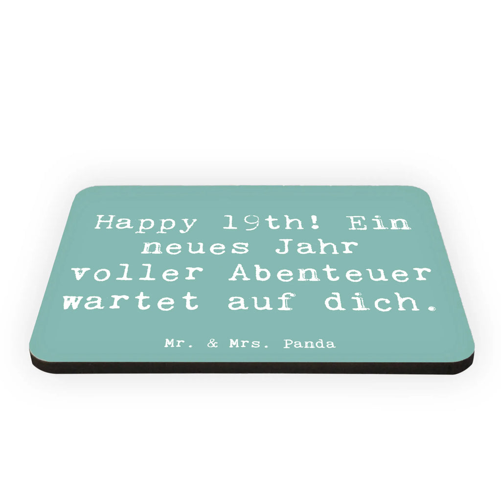 Magnet Saying Happy 19th! Ein neues Jahr voller Abenteuer wartet auf dich. Fridge Magnet, holz kühlschrankmagnet, tafelmagnet, spruchmagnet, wandmagnet, Pinnwandmagnet, holzmagnet, notizmagnet, designmagnet, Notizhalter, memomagnet, mdf magnet, zettelhalter, rechteckmagnet, whiteboardmagnet, haftmagnet, holz whiteboardmagnet, büromagnet, einkaufszettelmagnet, magnet, küchenmagnet, bildmagnet, Kühlschrankmagnet, Dekomagnet, Geburtstag, Geburtstagsgeschenk, Geschenk