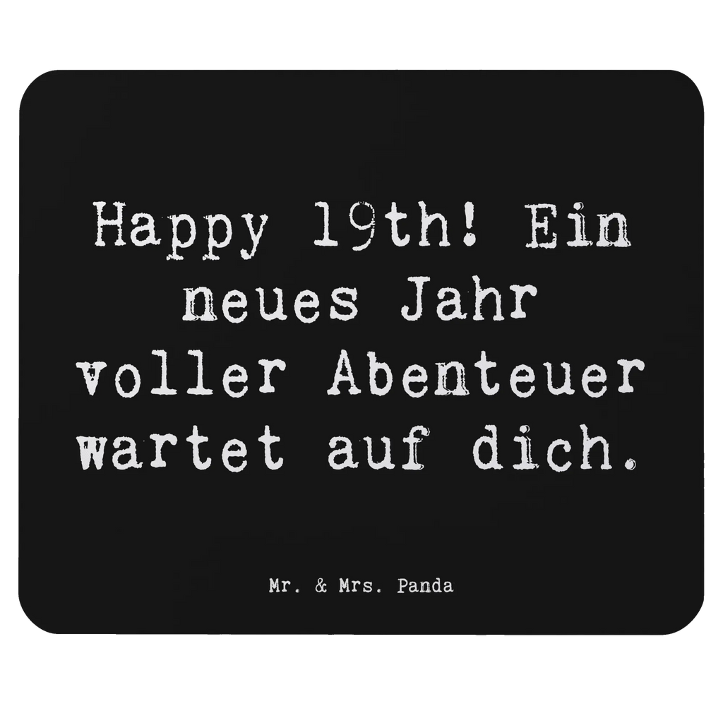 Mouse mat Saying Happy 19th! Ein neues Jahr voller Abenteuer wartet auf dich. Mauspad, Einzigartiges Mauspad, Büroausstattung, Mausunterlage, Computer zubehör, Mousepad, Arbeitszimmer, PC Zubehör, Designer Mauspad, Mauspad Büro, Geburtstag, Geburtstagsgeschenk, Geschenk