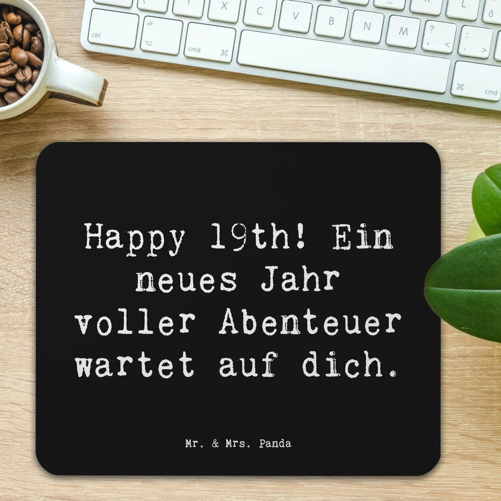 Mouse mat Saying Happy 19th! Ein neues Jahr voller Abenteuer wartet auf dich. Mauspad, Einzigartiges Mauspad, Büroausstattung, Mausunterlage, Computer zubehör, Mousepad, Arbeitszimmer, PC Zubehör, Designer Mauspad, Mauspad Büro, Geburtstag, Geburtstagsgeschenk, Geschenk