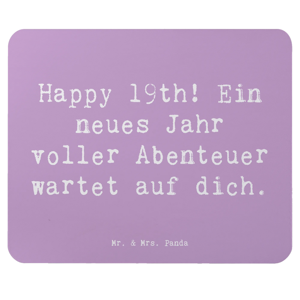 Mouse mat Saying Happy 19th! Ein neues Jahr voller Abenteuer wartet auf dich. Mauspad, Einzigartiges Mauspad, Büroausstattung, Mausunterlage, Computer zubehör, Mousepad, Arbeitszimmer, PC Zubehör, Designer Mauspad, Mauspad Büro, Geburtstag, Geburtstagsgeschenk, Geschenk