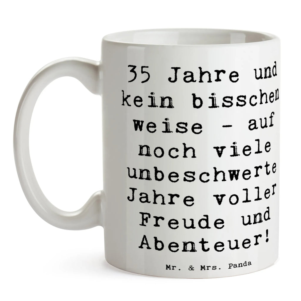 Mug Saying 35 Jahre und kein bisschen weise - auf noch viele unbeschwerte Jahre voller Freude und Abenteuer! Tasse mit Zitaten, Bürotasse, Tasse mit Motiven, Porzellantasse, Keramiktasse, Kaffeetasse, Geschenktasse, Tasse, Teetasse, Geburtstag, Geburtstagsgeschenk, Geschenk