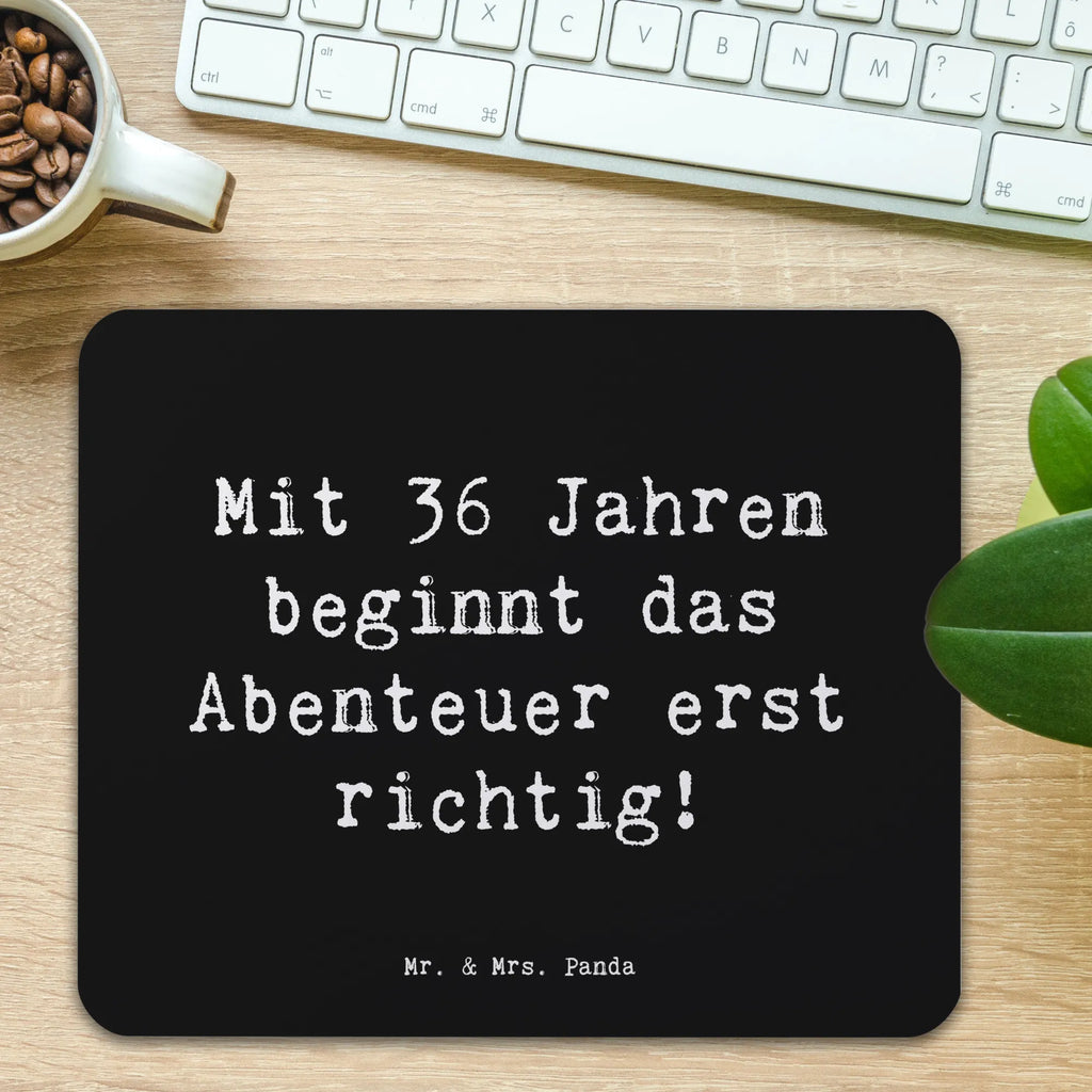 Mouse mat Saying Mit 36 Jahren beginnt das Abenteuer erst richtig! Arbeitszimmer, Büroausstattung, Einzigartiges Mauspad, Mausunterlage, Computer zubehör, Mauspad Büro, PC Zubehör, Mousepad, Designer Mauspad, Mauspad, Geburtstag, Geburtstagsgeschenk, Geschenk