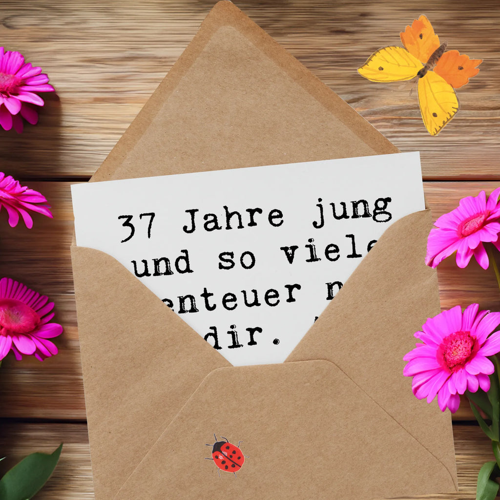 Deluxe Card Saying 37 Jahre jung und so viele Abenteuer noch vor dir. Alles Gute und viel Glück für die Zukunft! Geburtstagskarte, Hochzeitskarte, Karte, Klappkarte, Einladungskarte, Hochwertige Grußkarte, Glückwunschkarte, Hochwertige Klappkarte, Grußkarte, Geburtstag, Geburtstagsgeschenk, Geschenk