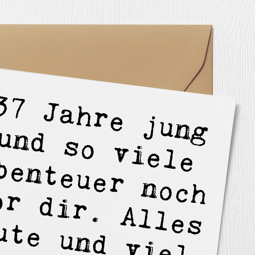Deluxe Card Saying 37 Jahre jung und so viele Abenteuer noch vor dir. Alles Gute und viel Glück für die Zukunft! Geburtstagskarte, Hochzeitskarte, Karte, Klappkarte, Einladungskarte, Hochwertige Grußkarte, Glückwunschkarte, Hochwertige Klappkarte, Grußkarte, Geburtstag, Geburtstagsgeschenk, Geschenk