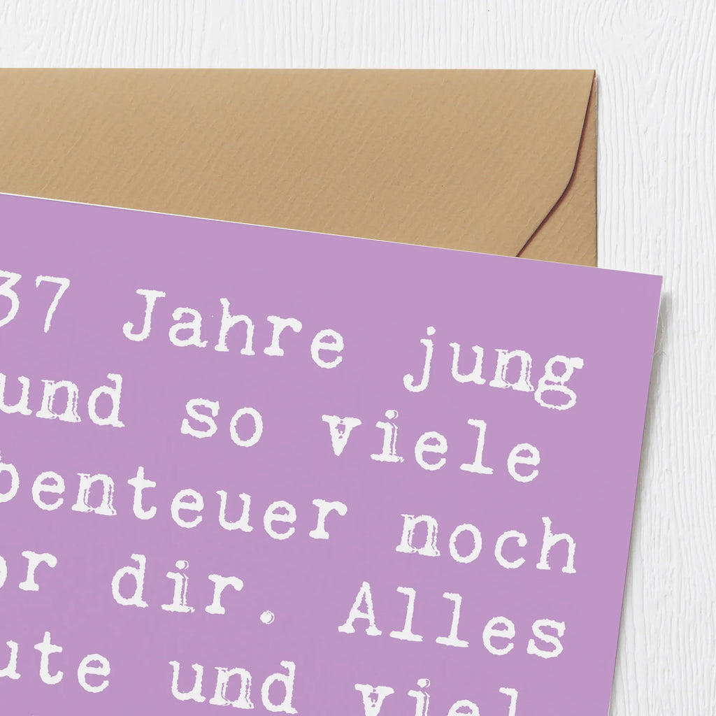 Deluxe Card Saying 37 Jahre jung und so viele Abenteuer noch vor dir. Alles Gute und viel Glück für die Zukunft! Geburtstagskarte, Hochzeitskarte, Karte, Klappkarte, Einladungskarte, Hochwertige Grußkarte, Glückwunschkarte, Hochwertige Klappkarte, Grußkarte, Geburtstag, Geburtstagsgeschenk, Geschenk