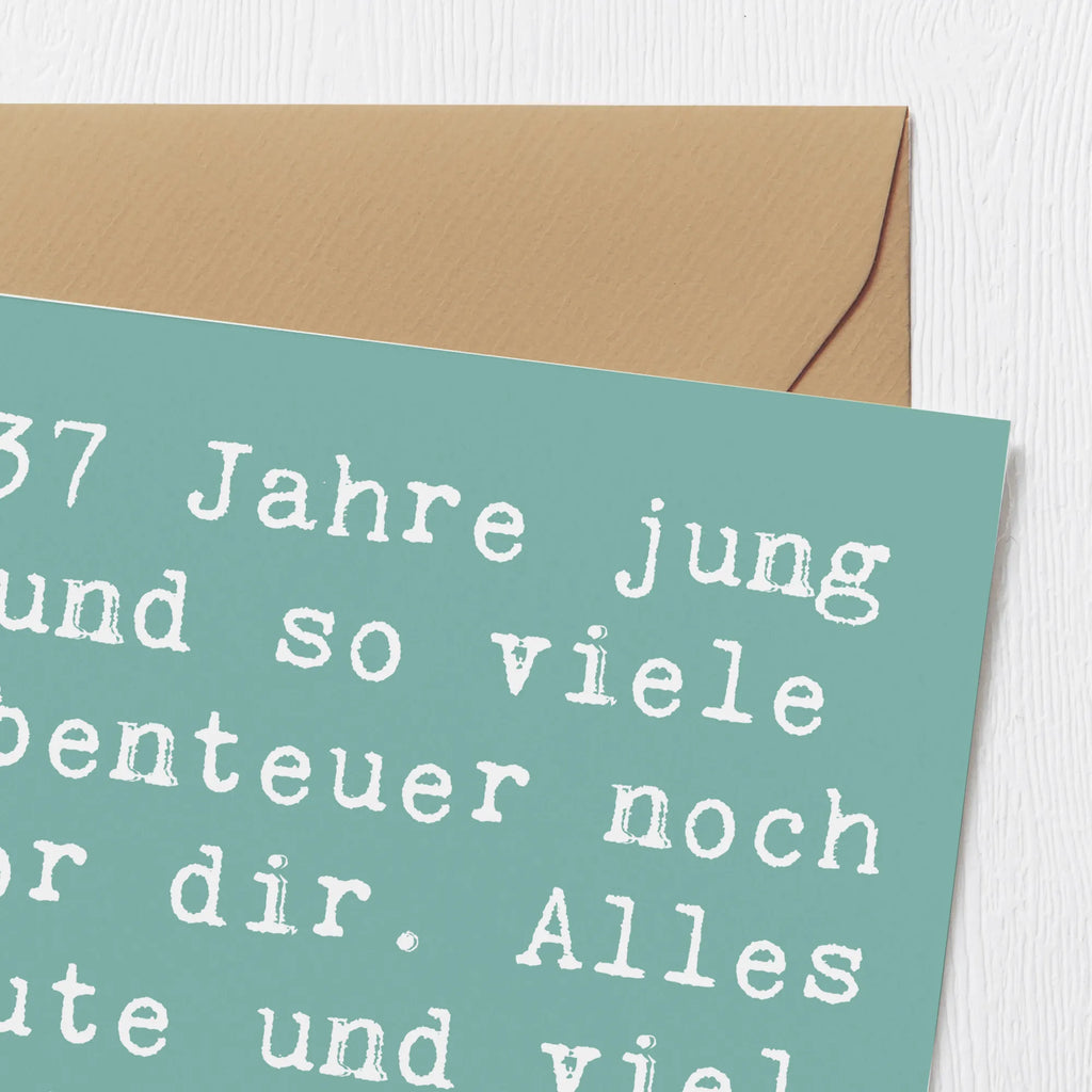 Deluxe Card Saying 37 Jahre jung und so viele Abenteuer noch vor dir. Alles Gute und viel Glück für die Zukunft! Geburtstagskarte, Hochzeitskarte, Karte, Klappkarte, Einladungskarte, Hochwertige Grußkarte, Glückwunschkarte, Hochwertige Klappkarte, Grußkarte, Geburtstag, Geburtstagsgeschenk, Geschenk