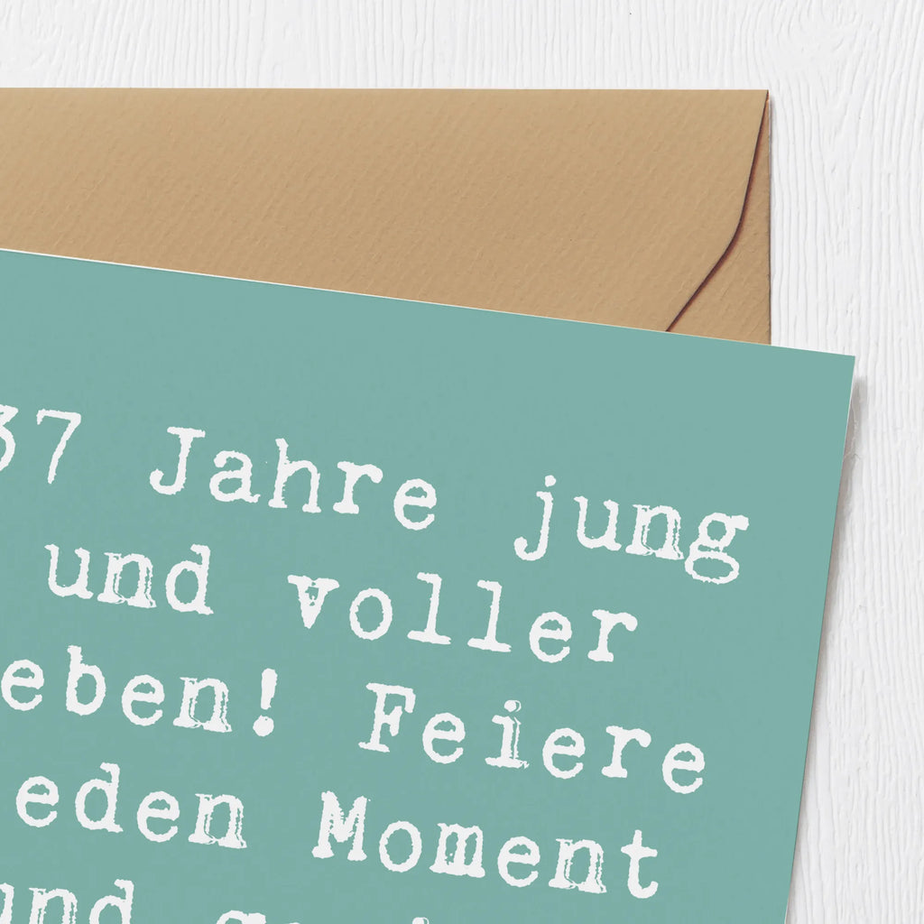 Deluxe Card Saying 37 Jahre jung und voller Leben! Feiere jeden Moment und genieße die Reise! Grußkarte, Glückwunschkarte, Klappkarte, Karte, Hochwertige Klappkarte, Hochwertige Grußkarte, Hochzeitskarte, Einladungskarte, Geburtstagskarte, Geburtstag, Geburtstagsgeschenk, Geschenk