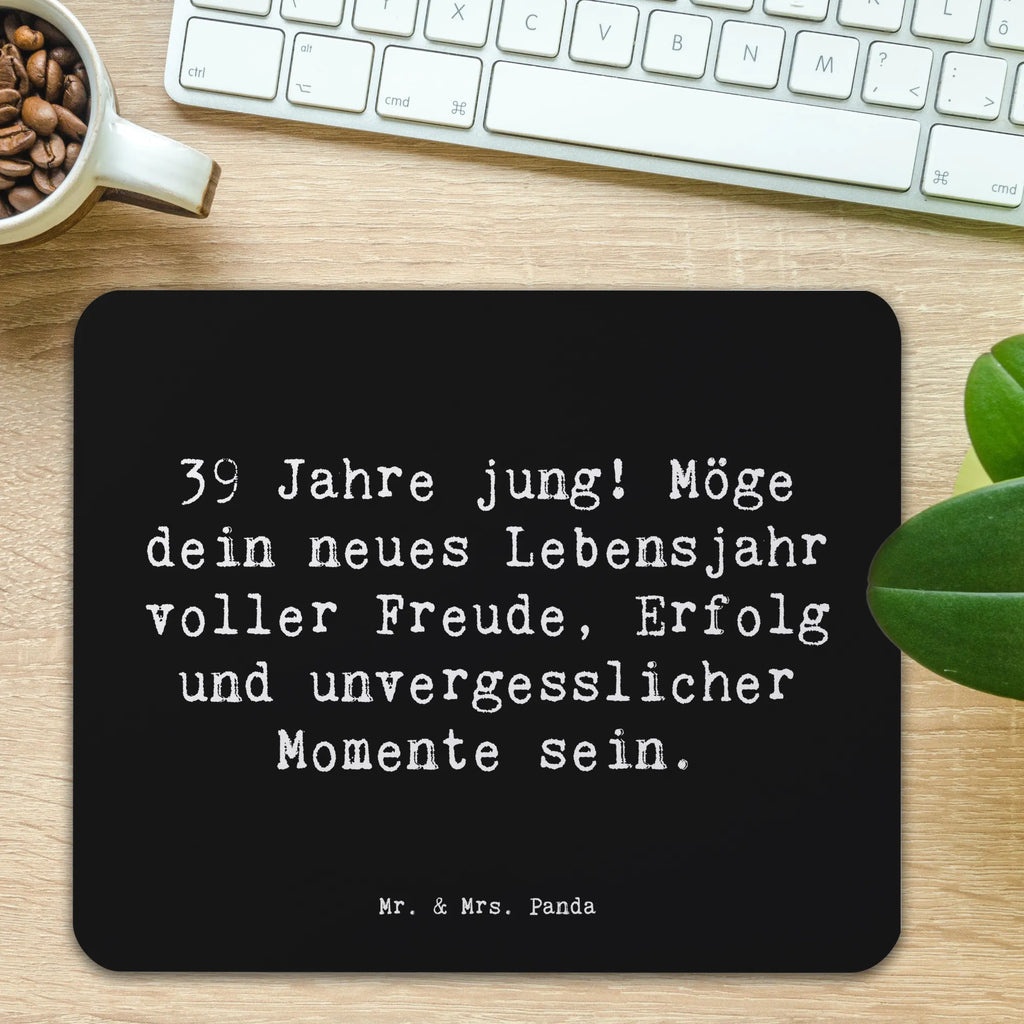 Mouse mat Saying 39 Jahre jung! Möge dein neues Lebensjahr voller Freude, Erfolg und unvergesslicher Momente sein. Mausunterlage, Arbeitszimmer, Mauspad Büro, Büroausstattung, Mauspad, Mousepad, PC Zubehör, Designer Mauspad, Computer zubehör, Einzigartiges Mauspad, Geburtstag, Geburtstagsgeschenk, Geschenk