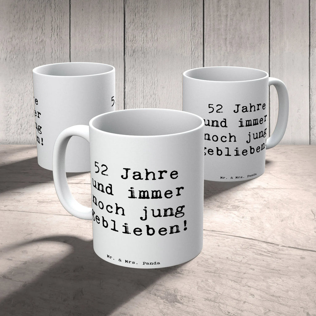 Mug Saying 52 Jahre und immer noch jung geblieben! Bürotasse, Porzellantasse, Tasse, Tasse mit Zitaten, Geschenktasse, Tasse mit Motiven, Teetasse, Keramiktasse, Kaffeetasse, Geburtstag, Geburtstagsgeschenk, Geschenk
