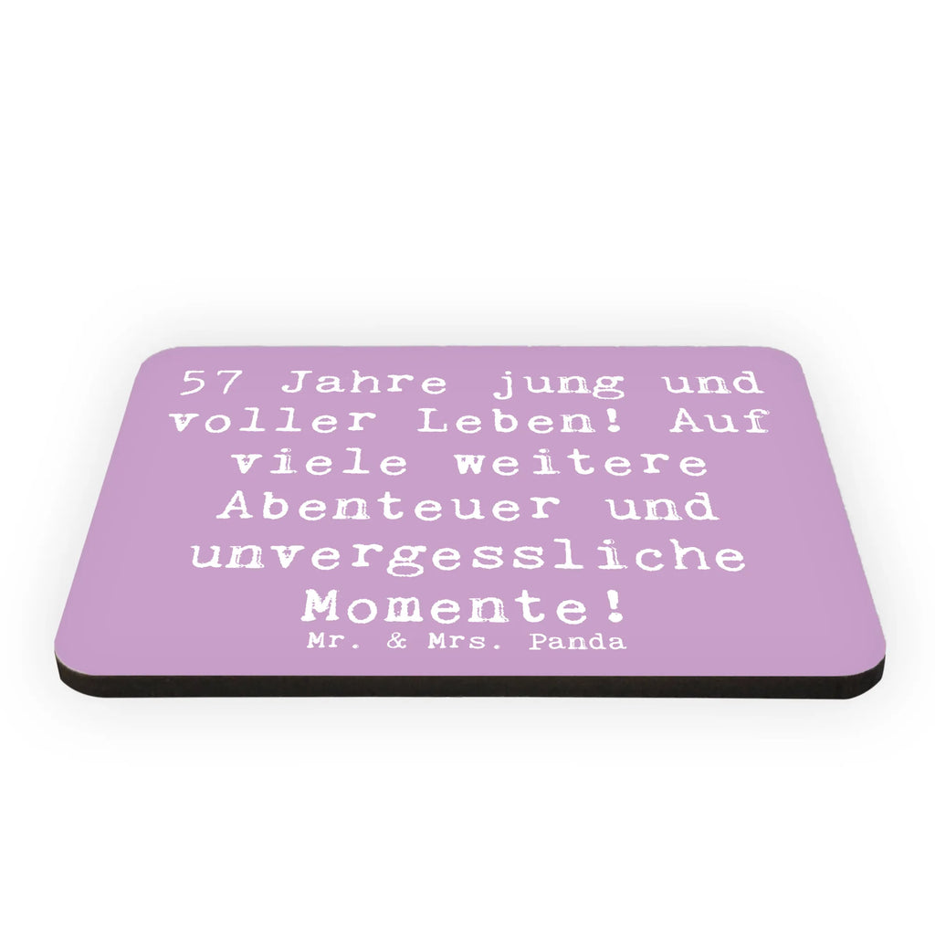 Magnet Saying 57 Jahre jung und voller Leben! Auf viele weitere Abenteuer und unvergessliche Momente! Kühlschrank Dekoration, Whiteboard Magnet, Pinnwandmagnet, Kühlschrankmagnet, Notiz Magnet, Souvenir Magnet, Motivmagnete, Dekomagnet, Geburtstag, Geburtstagsgeschenk, Geschenk