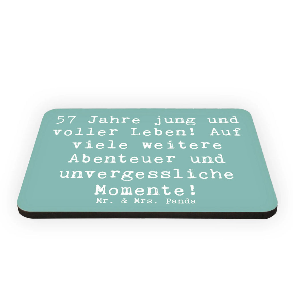 Magnet Saying 57 Jahre jung und voller Leben! Auf viele weitere Abenteuer und unvergessliche Momente! Kühlschrank Dekoration, Whiteboard Magnet, Pinnwandmagnet, Kühlschrankmagnet, Notiz Magnet, Souvenir Magnet, Motivmagnete, Dekomagnet, Geburtstag, Geburtstagsgeschenk, Geschenk