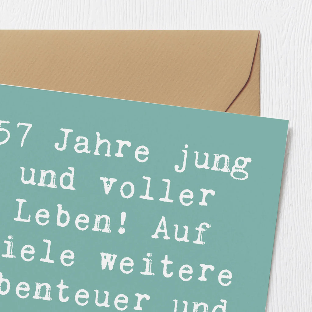Deluxe Card Saying 57 Jahre jung und voller Leben! Auf viele weitere Abenteuer und unvergessliche Momente! Glückwunschkarte, Hochzeitskarte, Klappkarte, Hochwertige Klappkarte, Hochwertige Grußkarte, Karte, Geburtstagskarte, Einladungskarte, Grußkarte, Geburtstag, Geburtstagsgeschenk, Geschenk