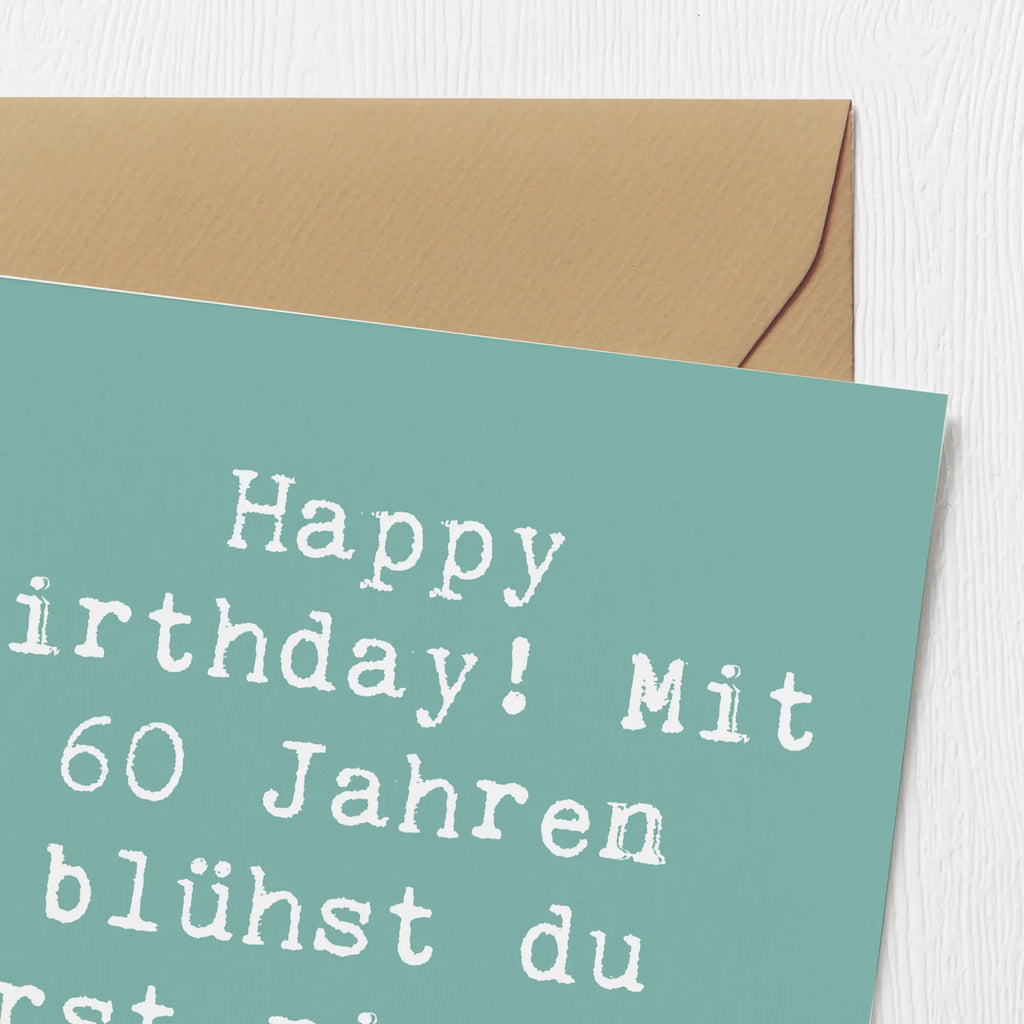 Deluxe Card Saying Happy Birthday! Mit 60 Jahren blühst du erst richtig auf! Hochzeitskarte, Hochwertige Grußkarte, Geburtstagskarte, Einladungskarte, Glückwunschkarte, Hochwertige Klappkarte, Karte, Klappkarte, Grußkarte, Geburtstag, Geburtstagsgeschenk, Geschenk