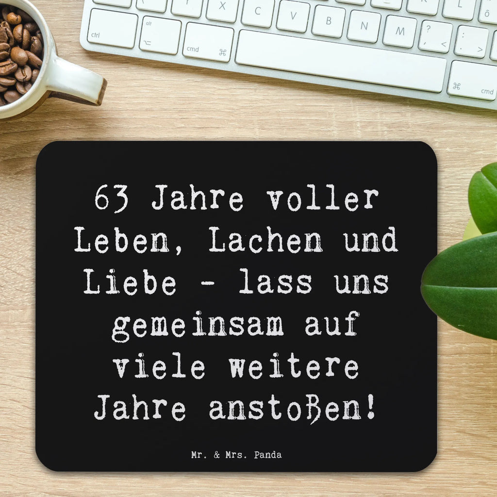 Mouse mat Saying 63 Jahre voller Leben, Lachen und Liebe - lass uns gemeinsam auf viele weitere Jahre anstoßen! Mousepad, Büroausstattung, Mausunterlage, PC Zubehör, Einzigartiges Mauspad, Mauspad, Mauspad Büro, Designer Mauspad, Computer zubehör, Arbeitszimmer, Geburtstag, Geburtstagsgeschenk, Geschenk