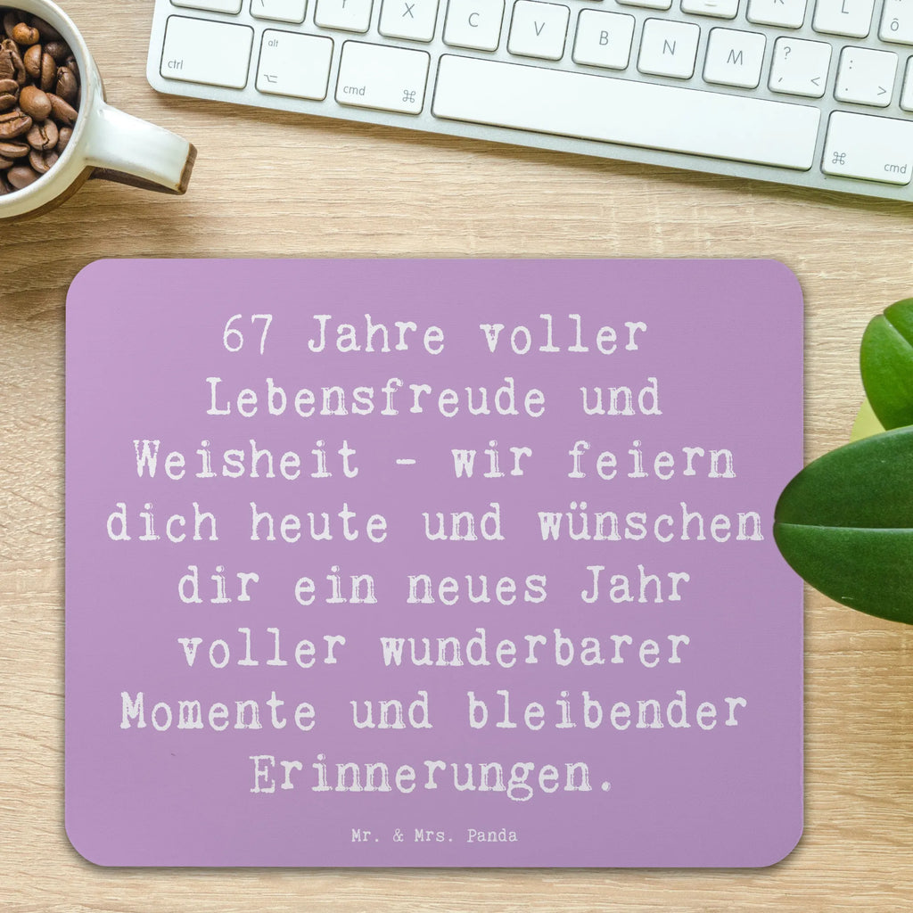 Mouse mat Saying 67 Jahre voller Lebensfreude und Weisheit - wir feiern dich heute und wünschen dir ein neues Jahr voller wunderbarer Momente und bleibender Erinnerungen. Mauspad, PC Zubehör, Mousepad, Computer zubehör, Designer Mauspad, Einzigartiges Mauspad, Mausunterlage, Büroausstattung, Mauspad Büro, Arbeitszimmer, Geburtstag, Geburtstagsgeschenk, Geschenk