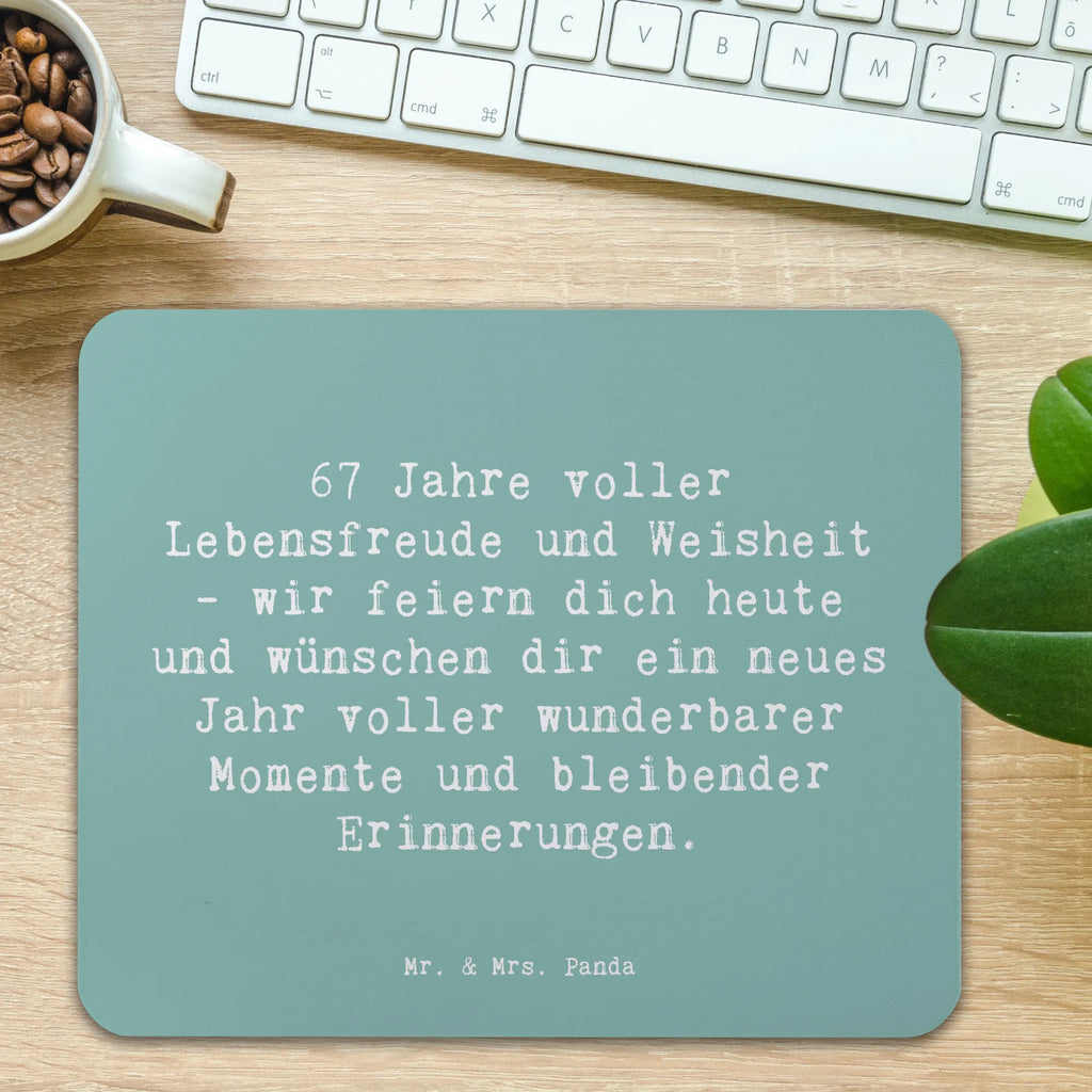 Mouse mat Saying 67 Jahre voller Lebensfreude und Weisheit - wir feiern dich heute und wünschen dir ein neues Jahr voller wunderbarer Momente und bleibender Erinnerungen. Mauspad, PC Zubehör, Mousepad, Computer zubehör, Designer Mauspad, Einzigartiges Mauspad, Mausunterlage, Büroausstattung, Mauspad Büro, Arbeitszimmer, Geburtstag, Geburtstagsgeschenk, Geschenk